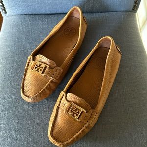 Tory Burch tan pebbled leather Kendrick Loafer size 6